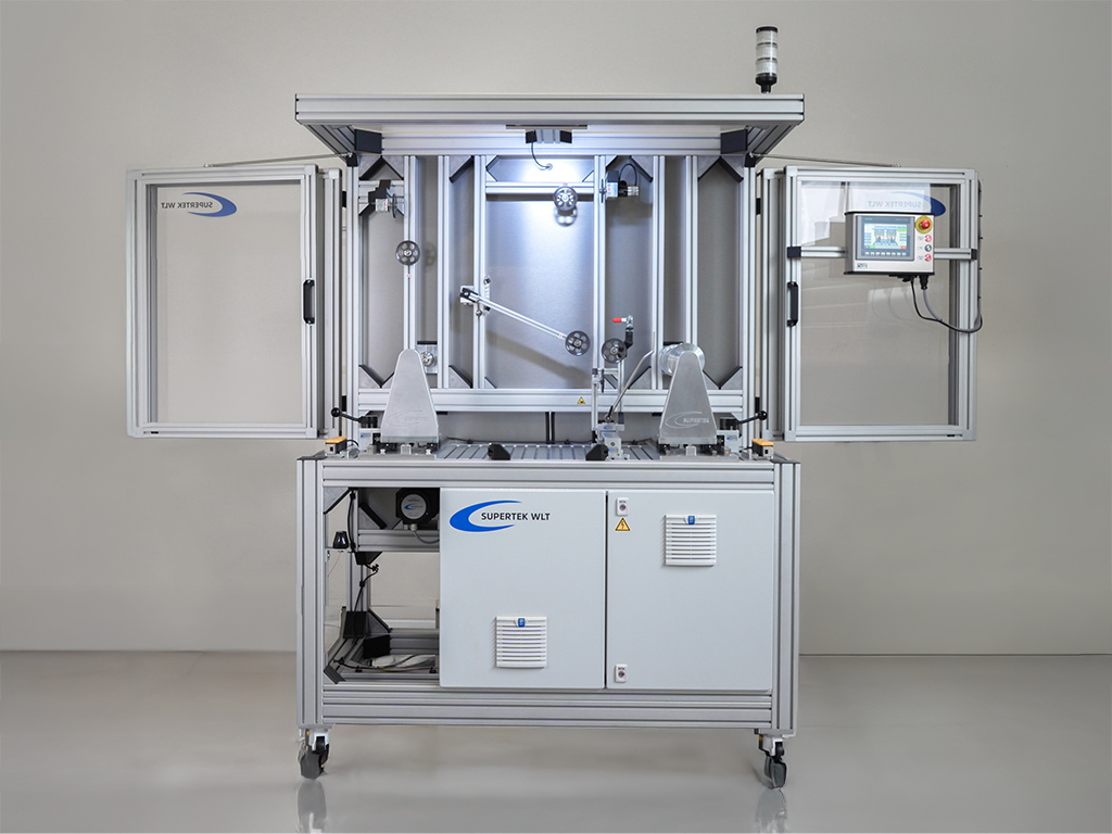 Hochgeschwindigkeits-Umspulmaschine Hochgeschwindigkeits-Umspulmaschine für Glasfaser und Draht. Moderne Industrieanlage zum schnellen umspulen von Glasfaser und Drähten..