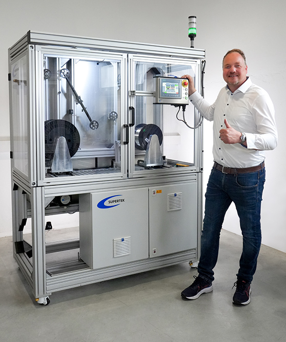 Hochgeschwindigkeits-Umspulmaschine High Speed Rewinder für Glasfaser und Draht. Moderne Industrieanlage zum schnellen umspulen von Glasfaser und Drähten..